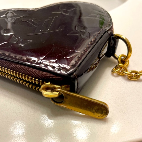 LOUIS VUITTON
Vernis Heart Coin Purse - Picture 5 of 8